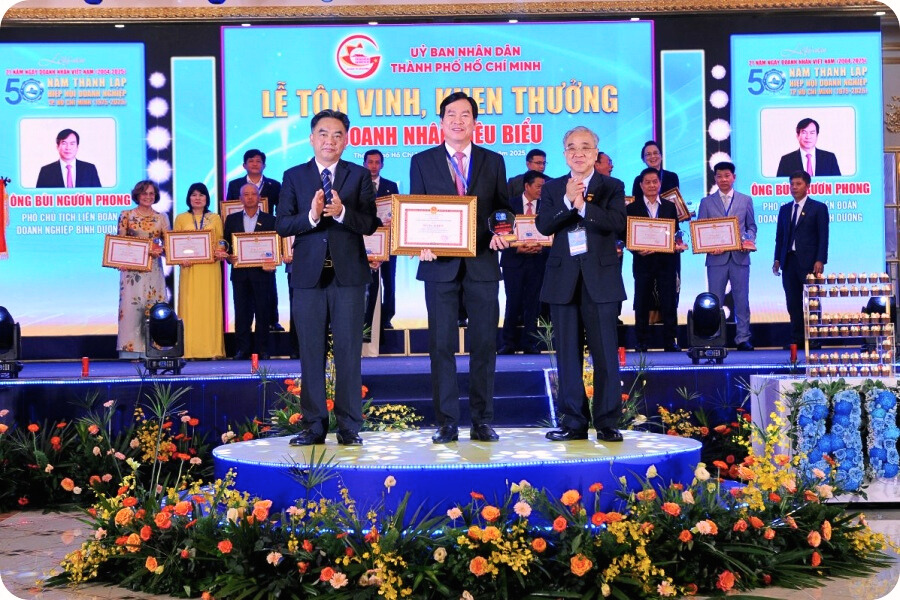 Lê Phong cùng Chủ tịch Hội đồng Quản trị Bùi Ngươn Phong nhận bằng khen từ lãnh đạo UBND Thành phố dành tặng danh hiệu “Doanh nghiệp, Doanh nhân tiêu biểu”.