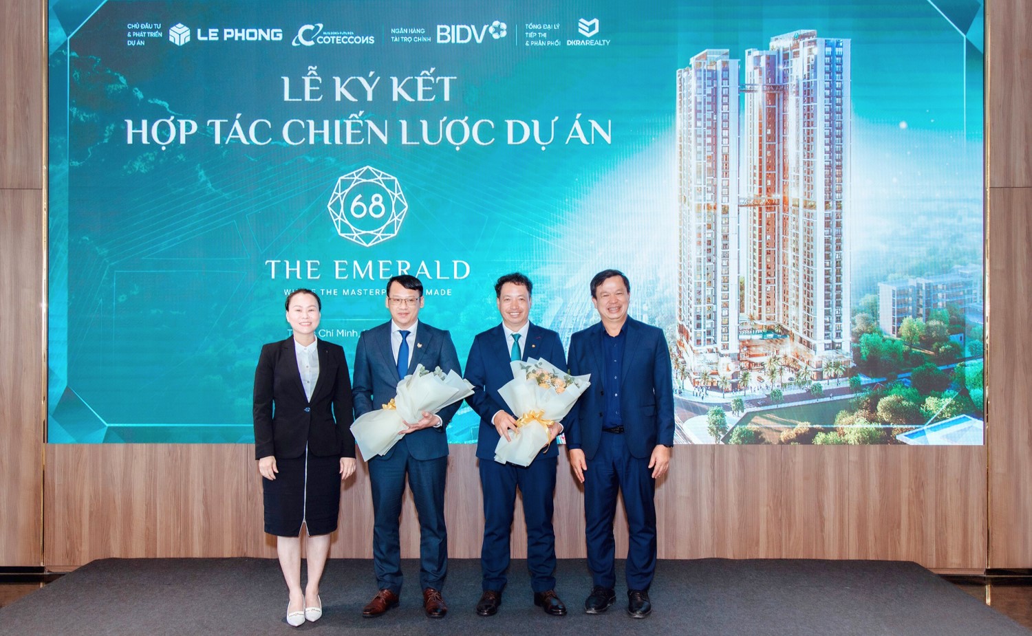 Người phụ nữ mang chức vụ Phó Tổng Giám đốc của Tập đoàn Lê Phong, bà Trần Thị Hà, xuất hiện trong hình ảnh, đứng ở vị trí bên trái trong bức ảnh.